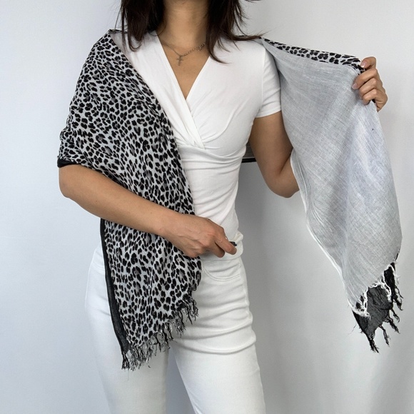 White House Black Market WHBM Shawl SCARF - Picture 4 of 8